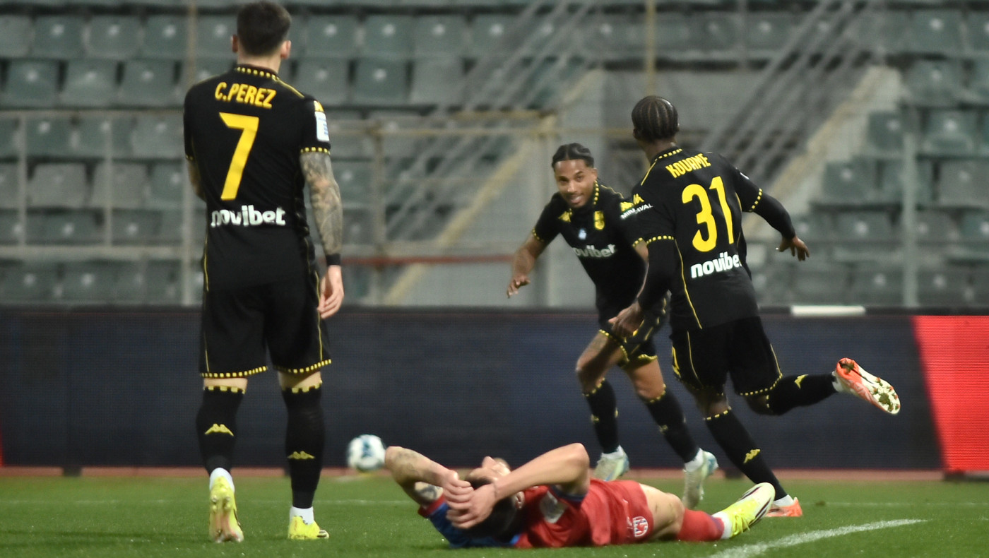 Με αυτογκόλ του Κάργα ο Άρης προηγείται 0-1 του ΝΠΣ Βόλου