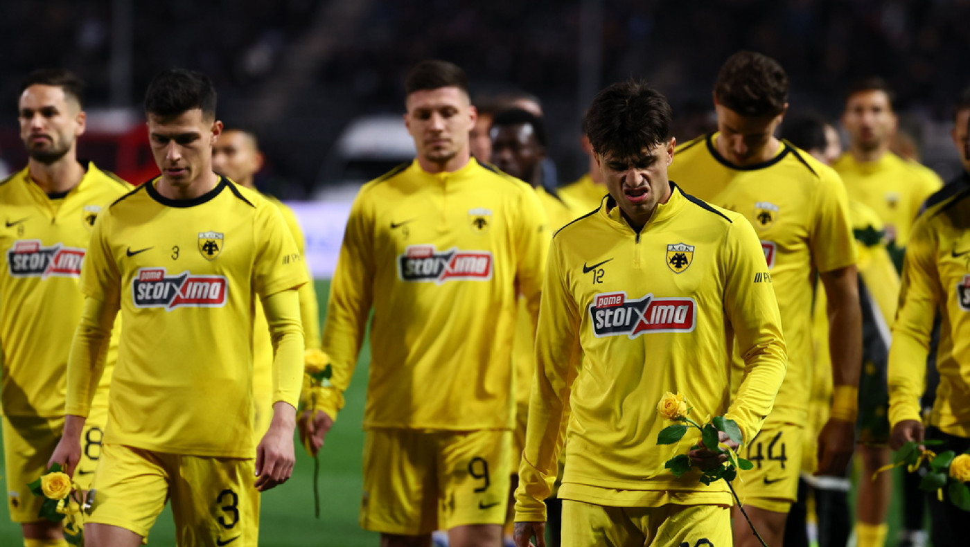 Όμορφη στιγμή στην Τούμπα: Η αποστολή της ΑΕΚ κατέθεσε λουλούδια στη Θύρα 4 για τα αετόπουλα