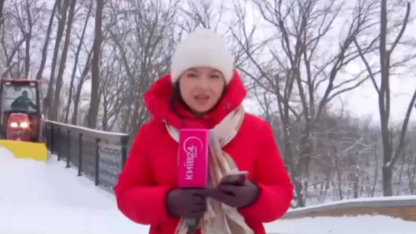 Κίεβο: Κύμα χιονιού από... εκχιονιστικό κάλυψε ρεπόρτερ