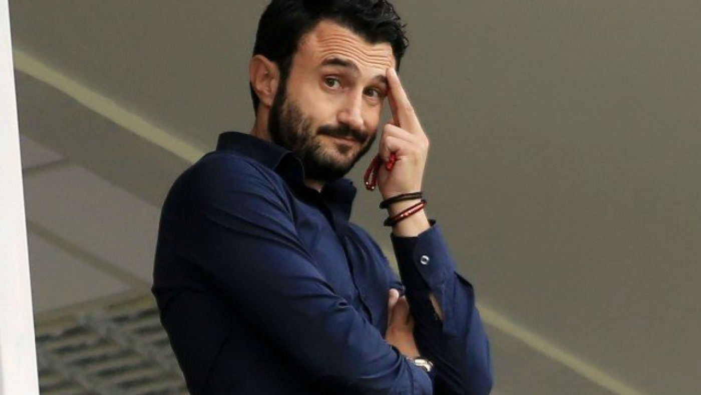 Συζητάει   με   «συμπαίκτη»          ο         Καρυπίδης