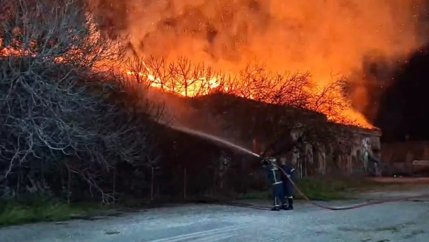 Καλαμαριά: Υπό έλεγχο η φωτιά στο στρατόπεδο Κόδρα