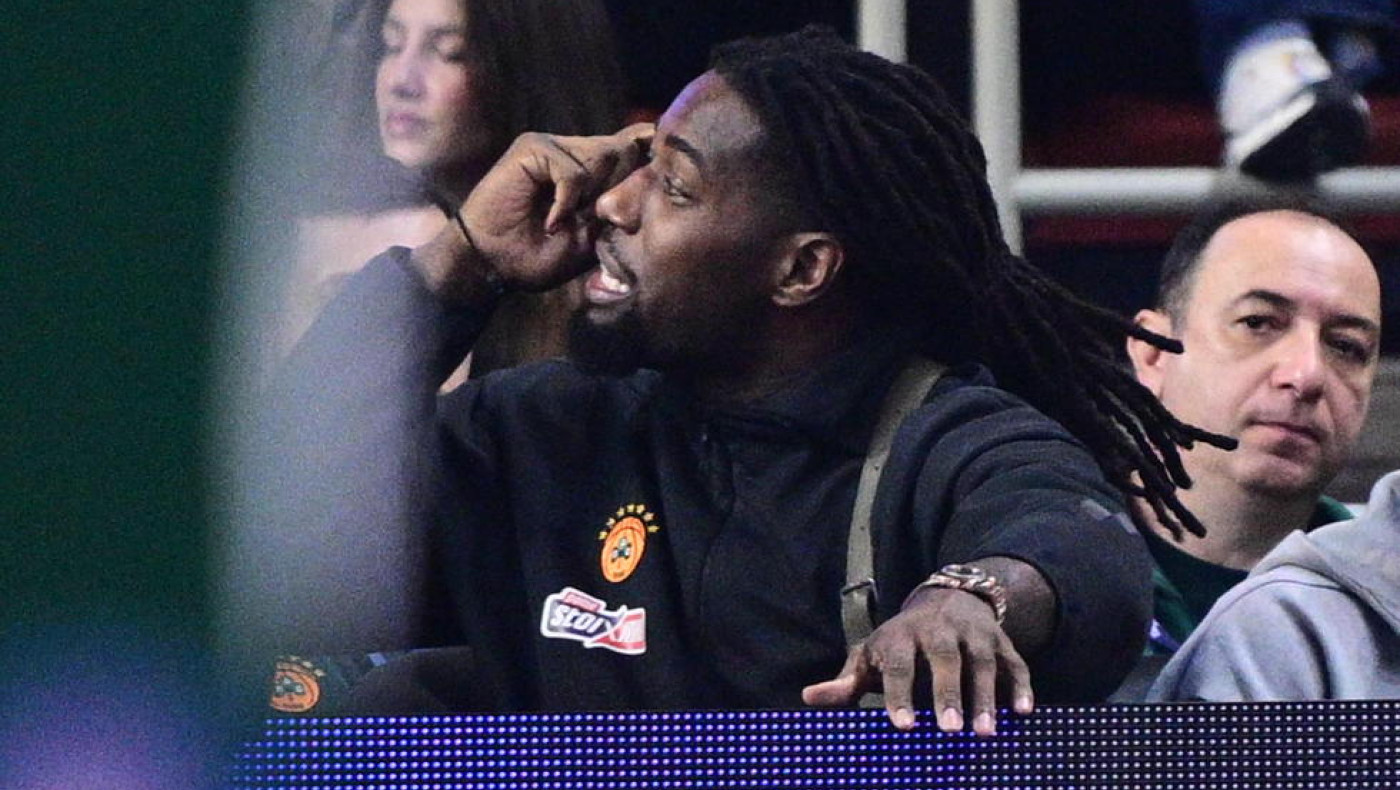 Ο Λεσόρ κατήγγειλε ρατσιστική επίθεση-«Πέταξε μπανάνα στον κόσμο», λέει ο Ολυμπιακός!