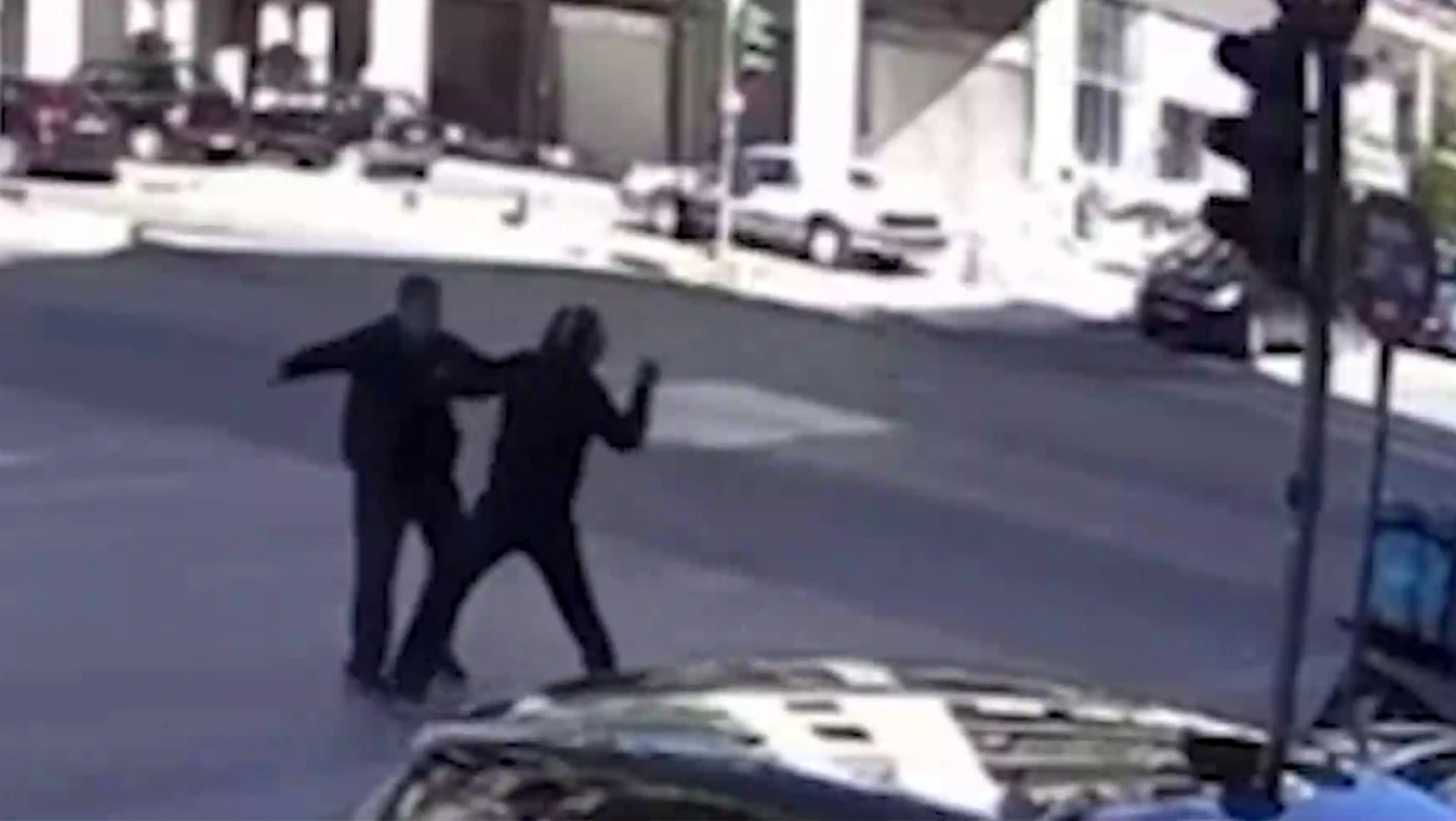 «Βγήκαν» μαχαίρια στα Πατήσια-Άγριος τσακωμός μεταξύ οδηγών (vid)