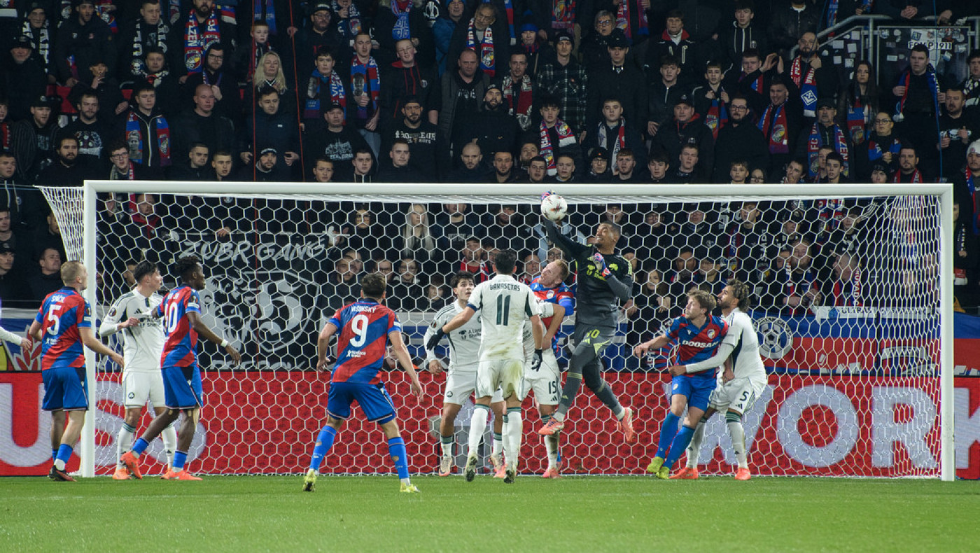 Η Πλζεν ισοφαρίζει τον Παναθηναϊκό: Η άστοχη έξοδος του Λαφόν και η κεφαλιά του Σπάτσιλ