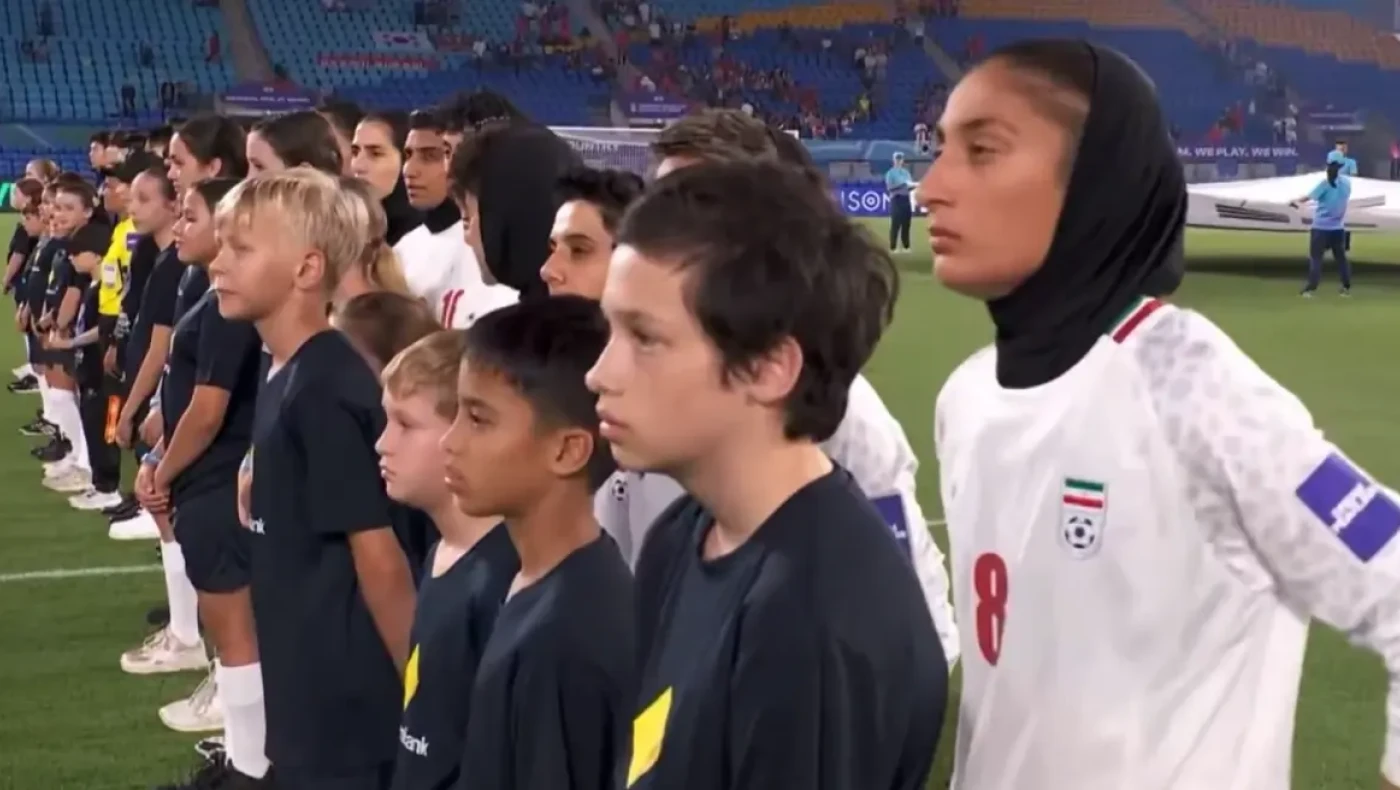 Ιράν: Η γυναικεία ομάδα ποδοσφαίρου δεν τραγούδησε τον εθνικό ύμνο (vid)