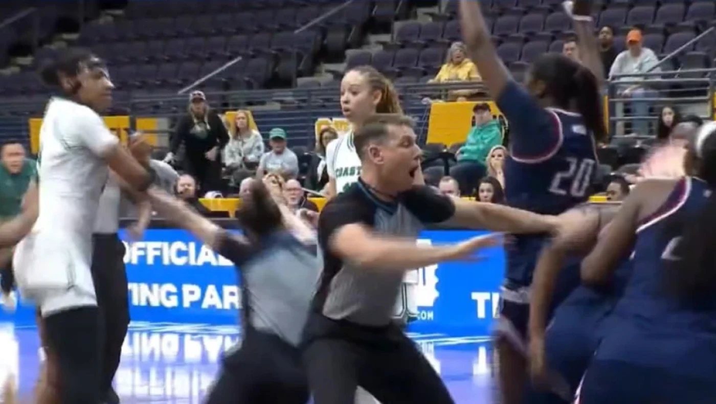 Το παρκέ μετατράπηκε σε... ρινγκ σε αγώνα μπάσκετ γυναικών στην Αμερική