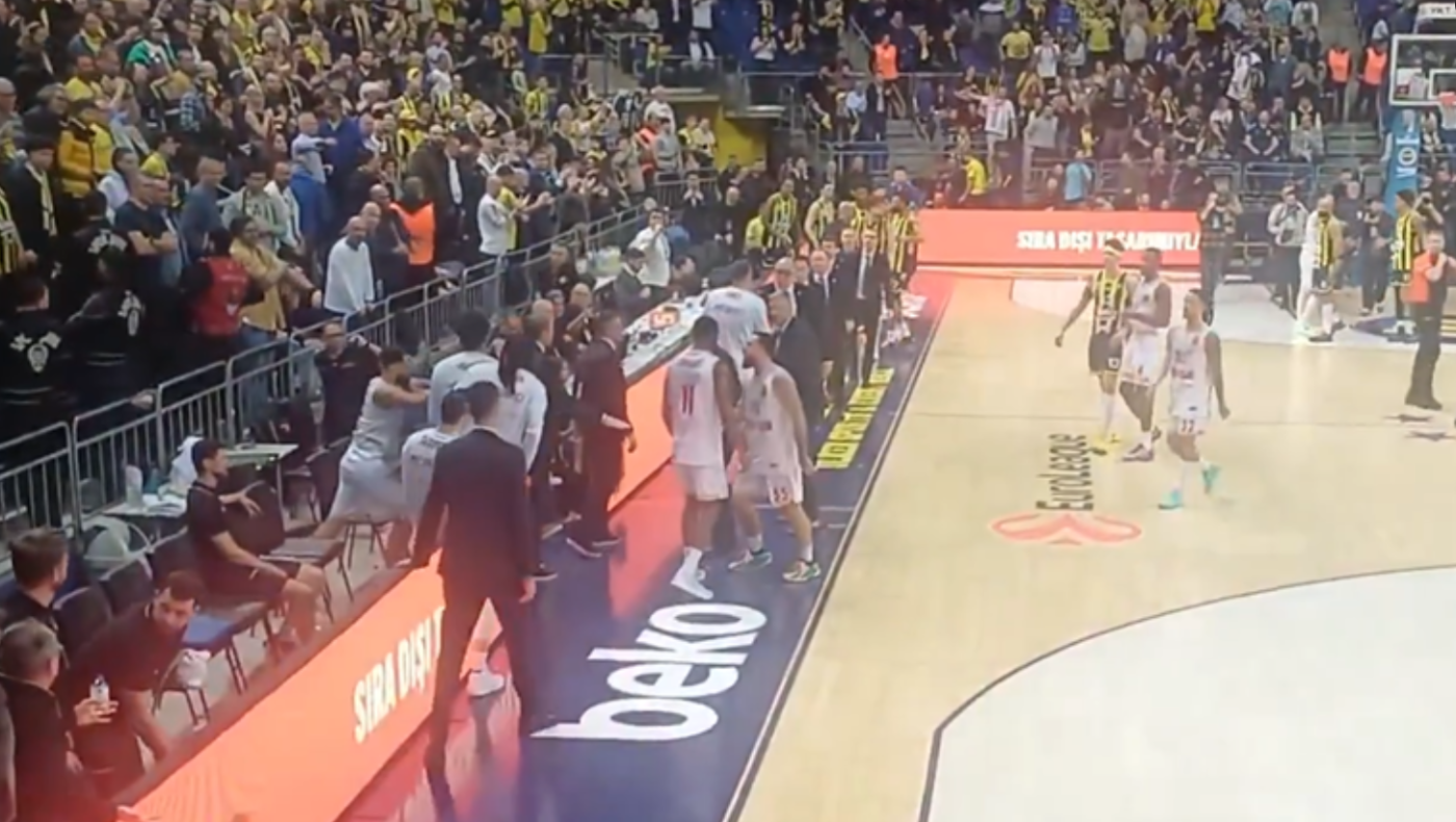 Euroleague: Χαμός στη Μονακό, ο Τζέιμς χτύπησε τον Οκόμπο!