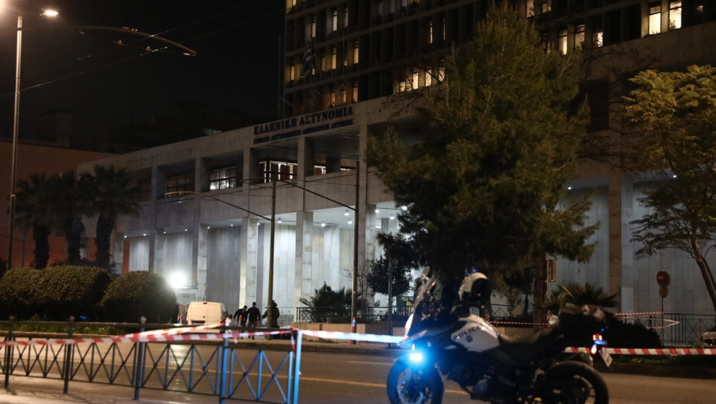 Θρίλερ έξω από τη ΓΑΔΑ: Συνελήφθη αλλοδαπός που απειλούσε να πυροδοτήσει εκρηκτικά!