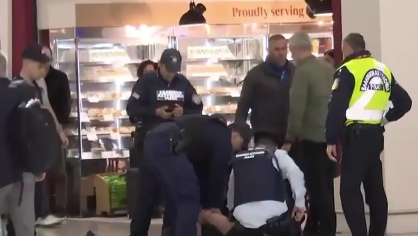 Αθήνα-«Ελ. Βενιζέλος»: Έπεσαν πάνω του επειδή κρατούσε σημαία του Ισραήλ