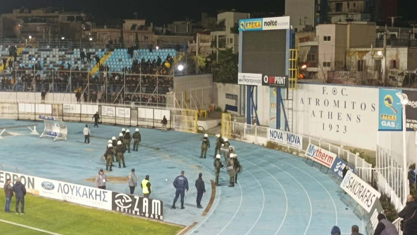 Ατρόμητος - ΑΕΚ: Ένταση στο Περιστέρι και παρέμβαση MAT