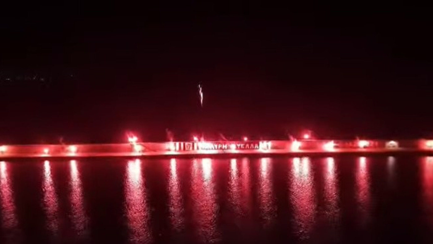 Καλαμάτα: Οι φίλαθλοι έκαναν τη νύχτα μέρα στο λιμάνι πριν τη γιορτή της ανόδου