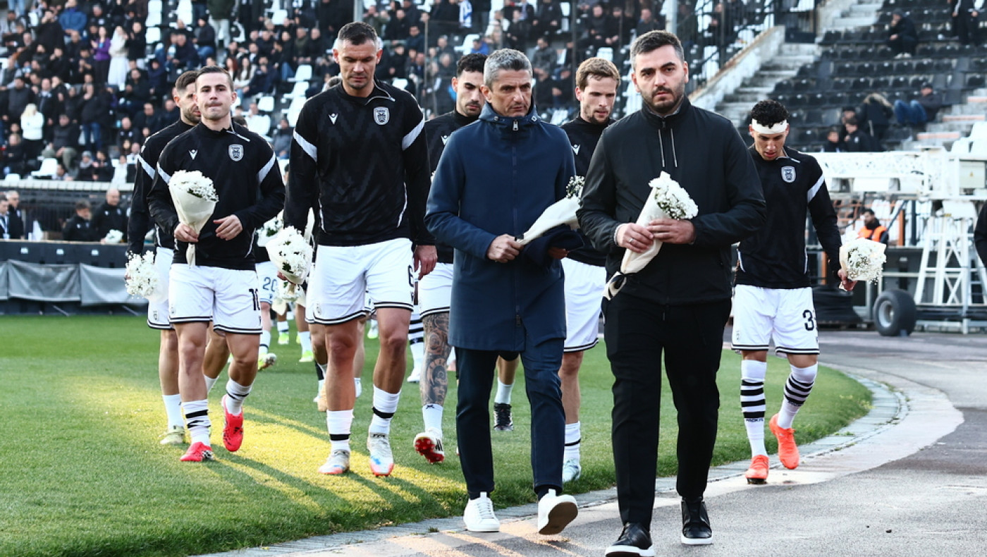 ΠΑΟΚ-Λεβαδειακός: Λουλούδια στη μνήμη του 20χρονου Κλεομένη μπροστά στη Θύρα 4 (pics)
