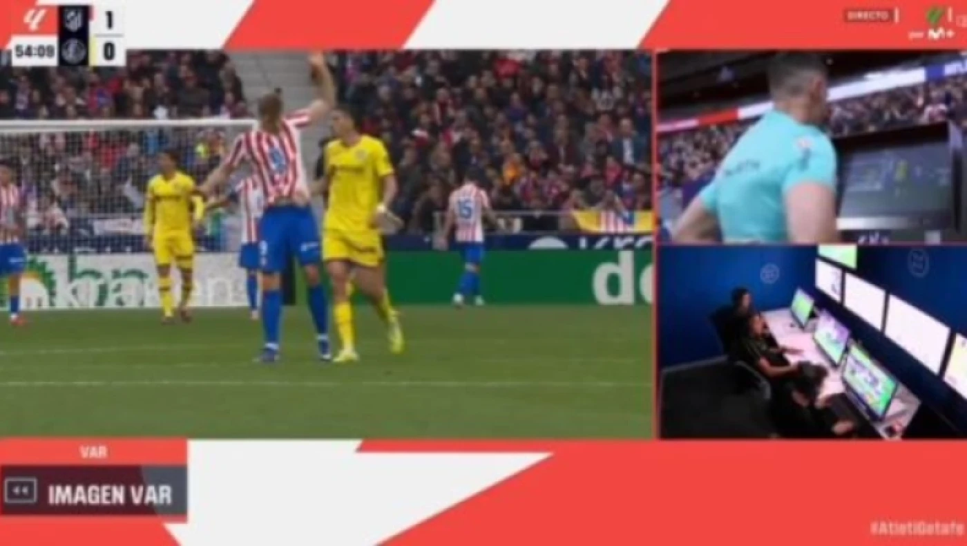 Σόρλοθ: Αντίπαλος του έπιασε τα γεννητικά όργανα και το VAR επενέβη