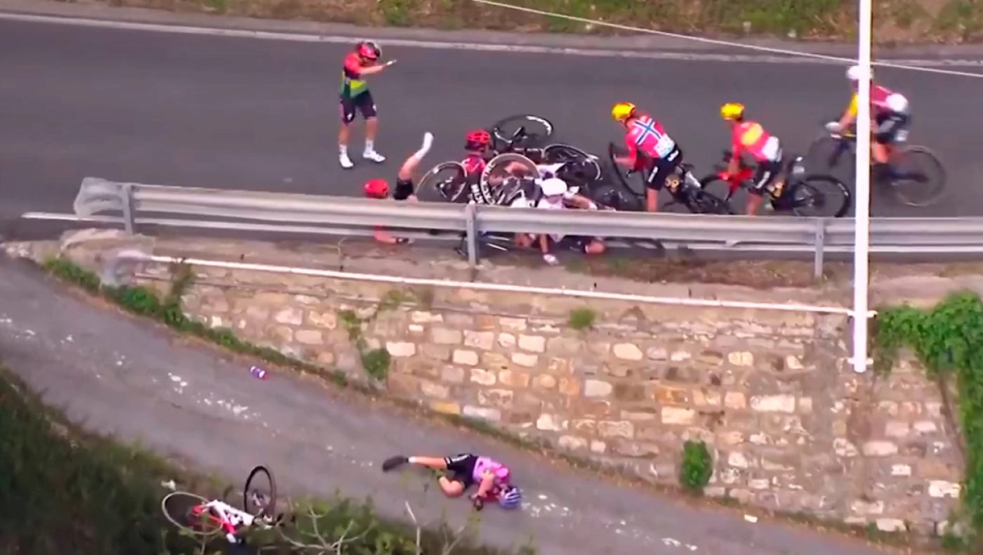 Σοβαρό ατύχημα σε ποδηλατικό αγώνα: Έπεσε από ύψωμα για να αποφύγει καραμπόλα
