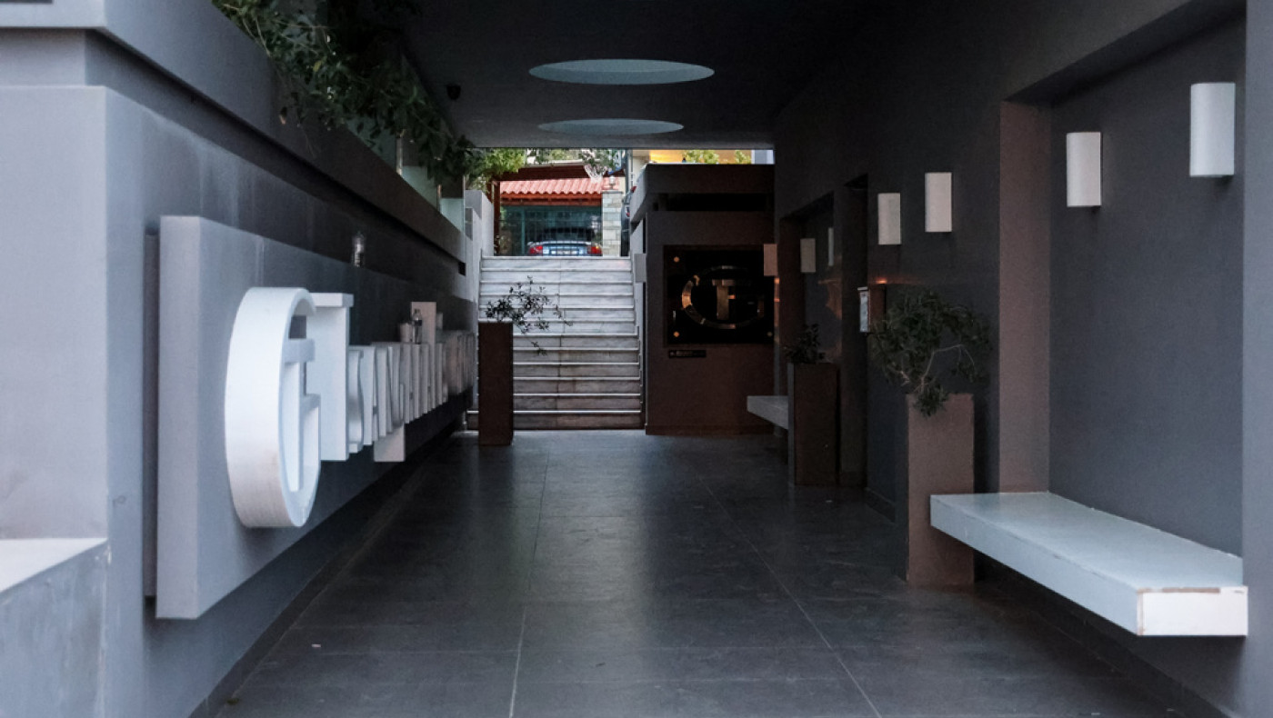 «Έφοδος» σε γκαλερί στην Αττική: Εκατοντάδες ύποπτοι πίνακες και χιλιάδες ευρώ σε μετρητά