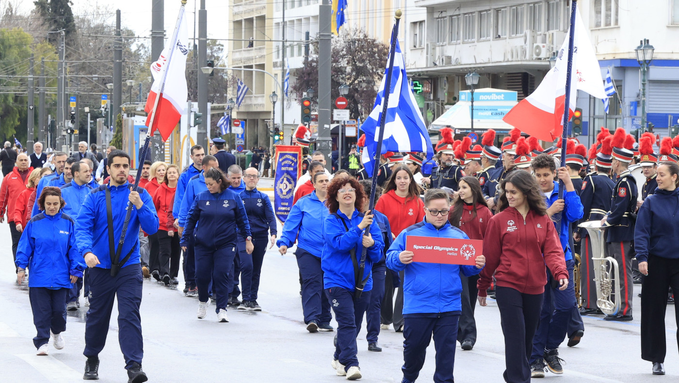 Βόλος: Μαθητές δημοτικού φώναξαν συνθήματα υπέρ της Χρυσής Αυγής στην παρέλαση