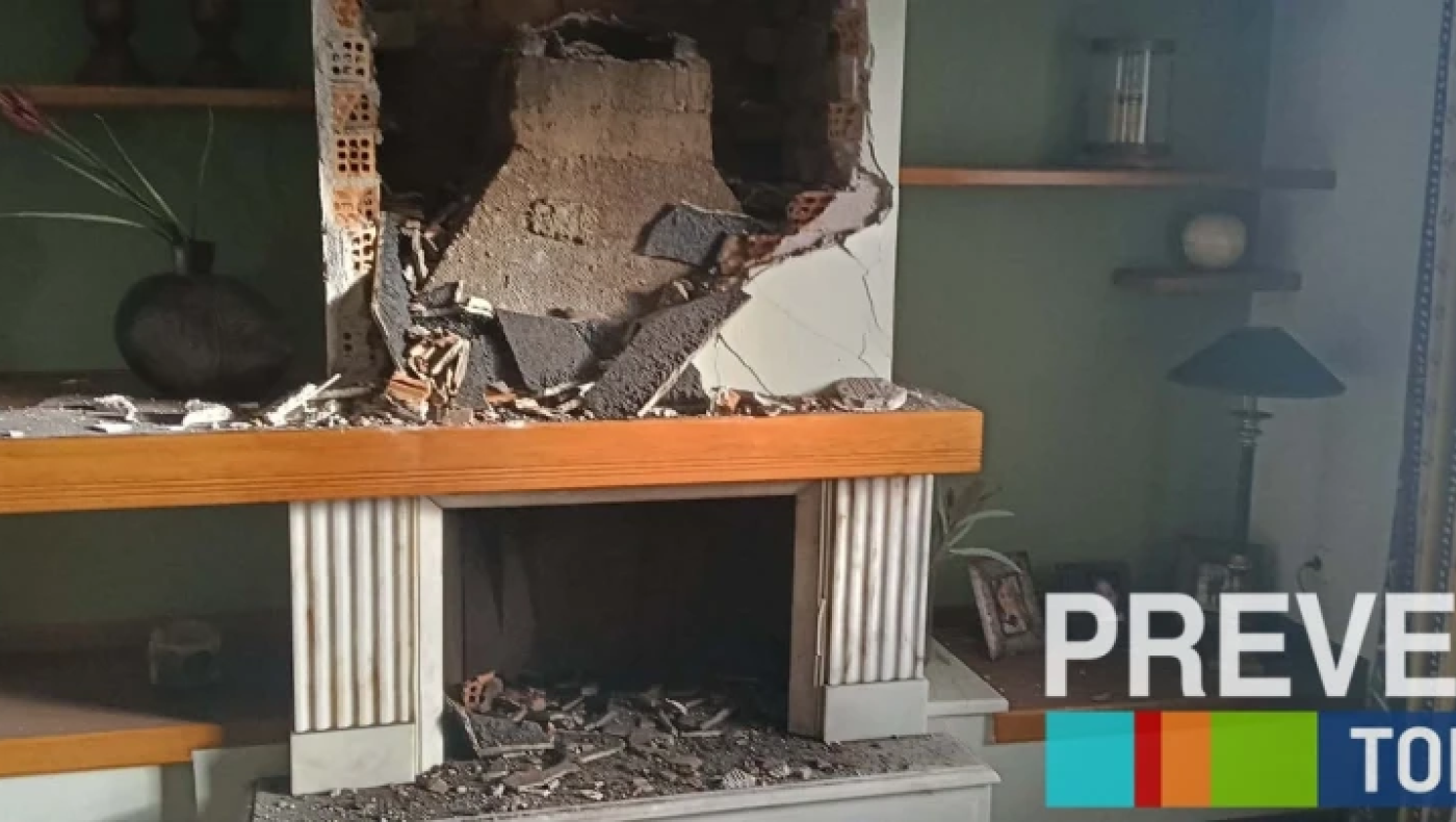 Πρέβεζα: Κεραυνός διέλυσε στέγη και τζάκι την ώρα που οι ένοικοι κοιμούνταν