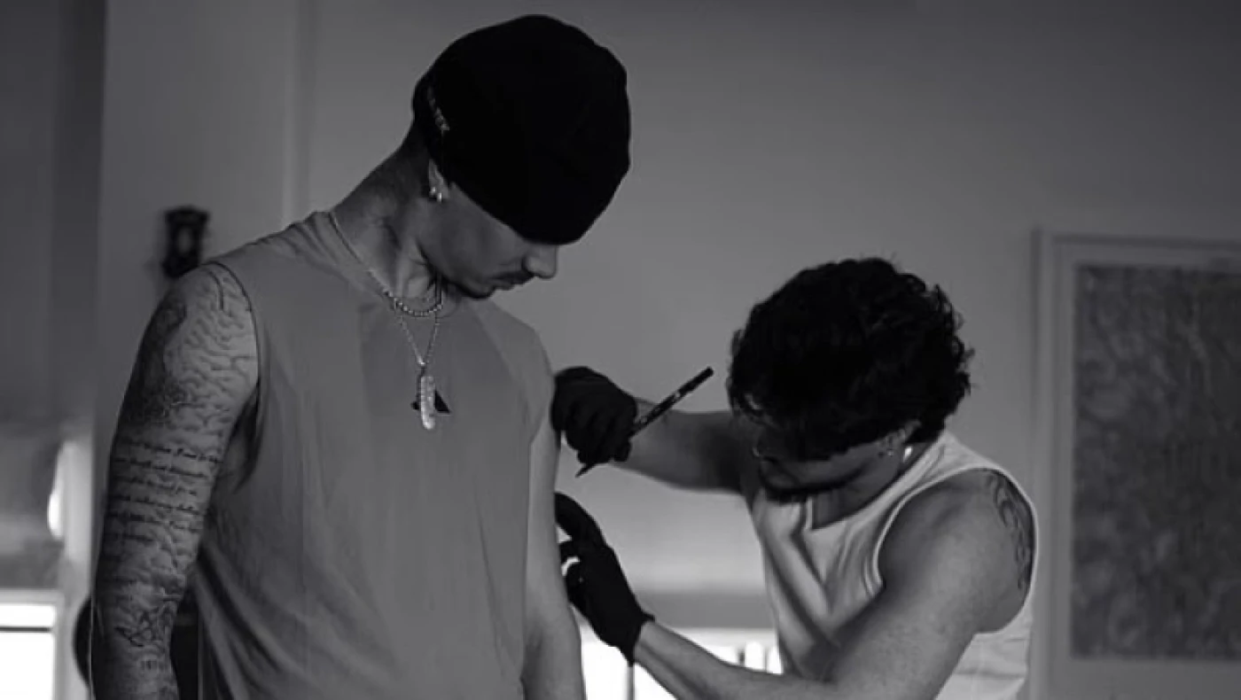 Μπέκαμ: Ποια είναι η Ελληνίδα μούσα που έκανε τατουάζ