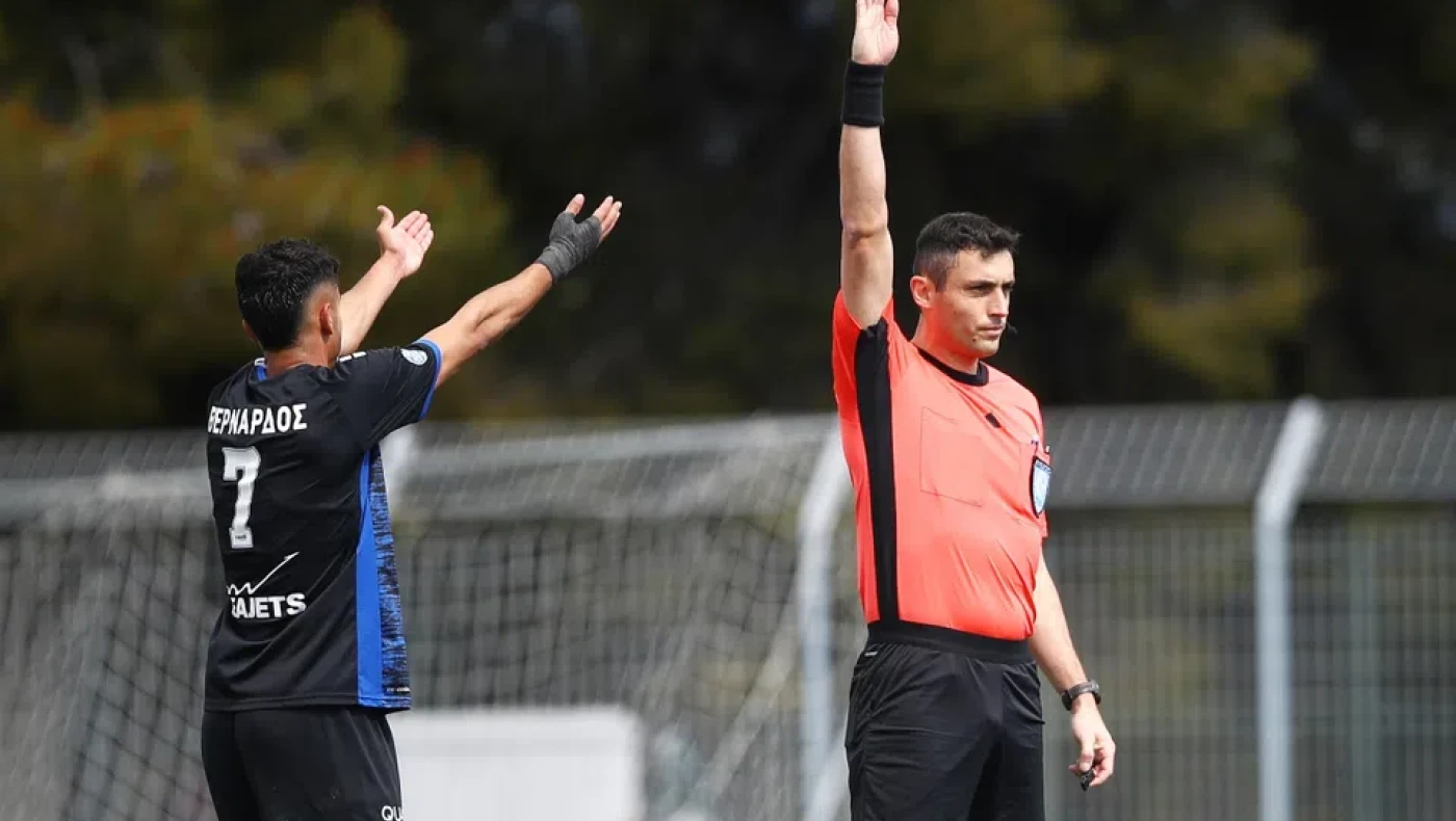 Super League 2: Ματς άργησε να αρχίσει γιατί... έλειπαν τα σημαιάκια!