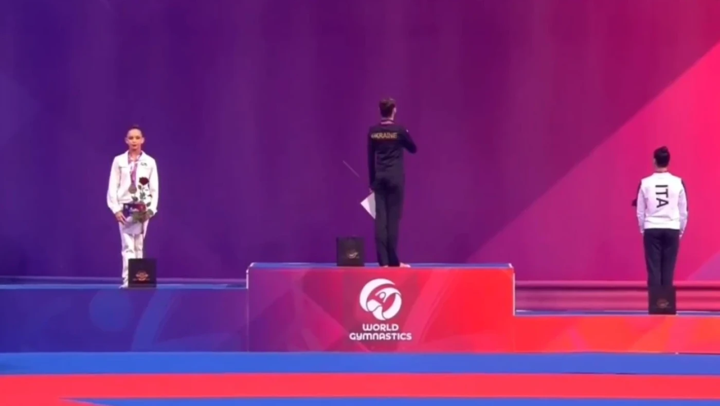 Παγκόσμιο Κύπελλο Ρυθμικής: 15χρονη Ρωσίδα αθλήτρια γύρισε την πλάτη σε ουκρανική σημαία