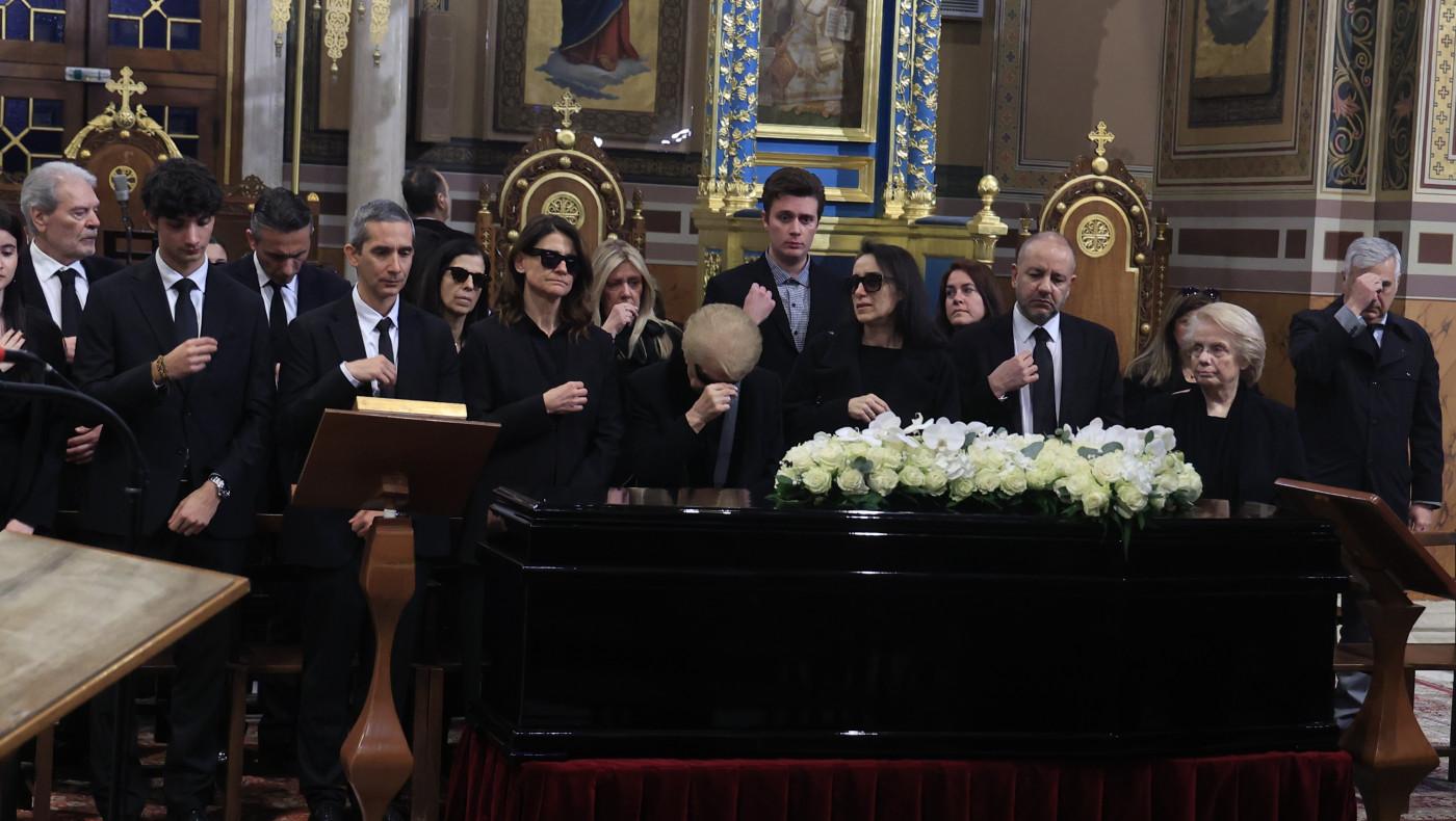 Η Ελλάδα υποκλίνεται και αποχαιρετά τη Μαρινέλλα