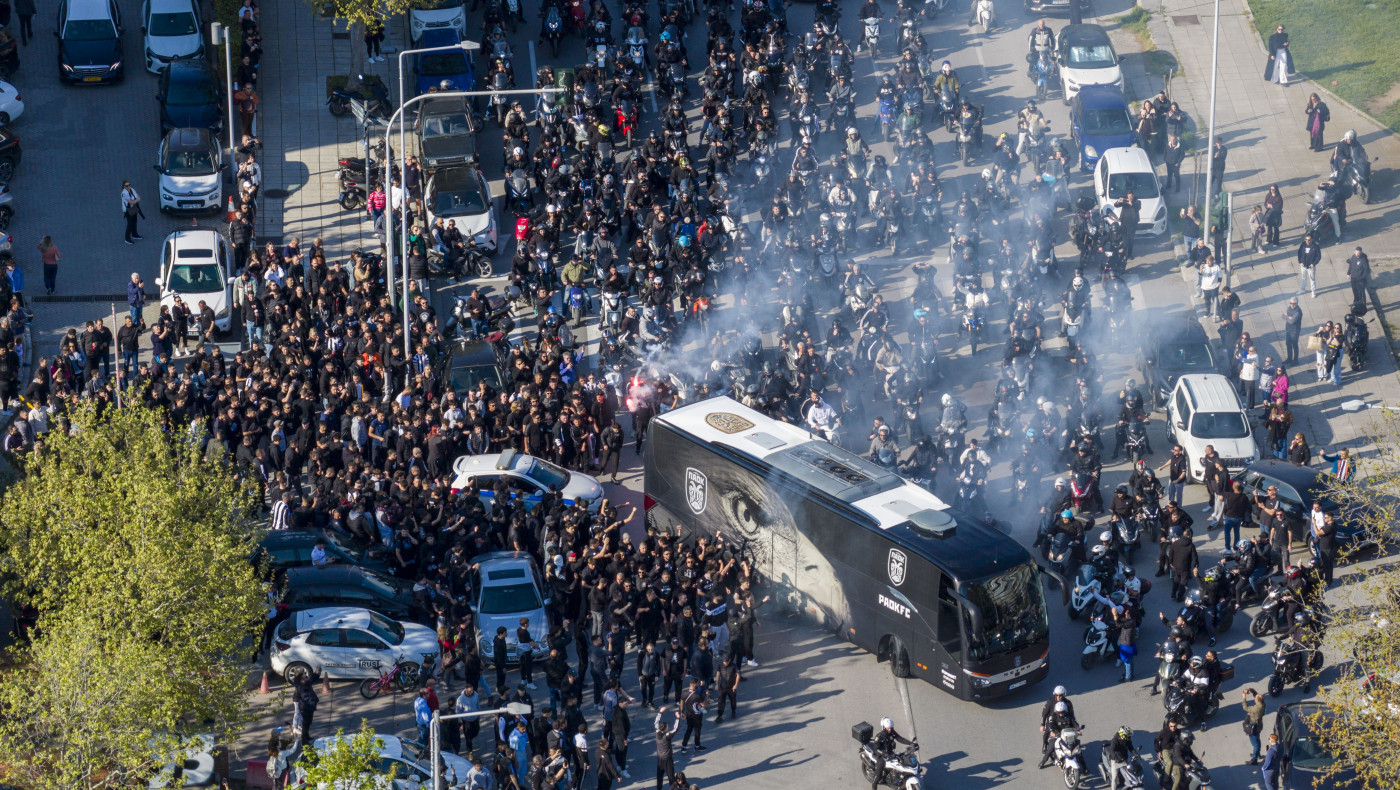 ΠΑΟΚ-Παναθηναϊκός: Αποθέωση της αποστολής έξω από το Μακεδονία Παλλάς και μηχανοκίνητη πορεία