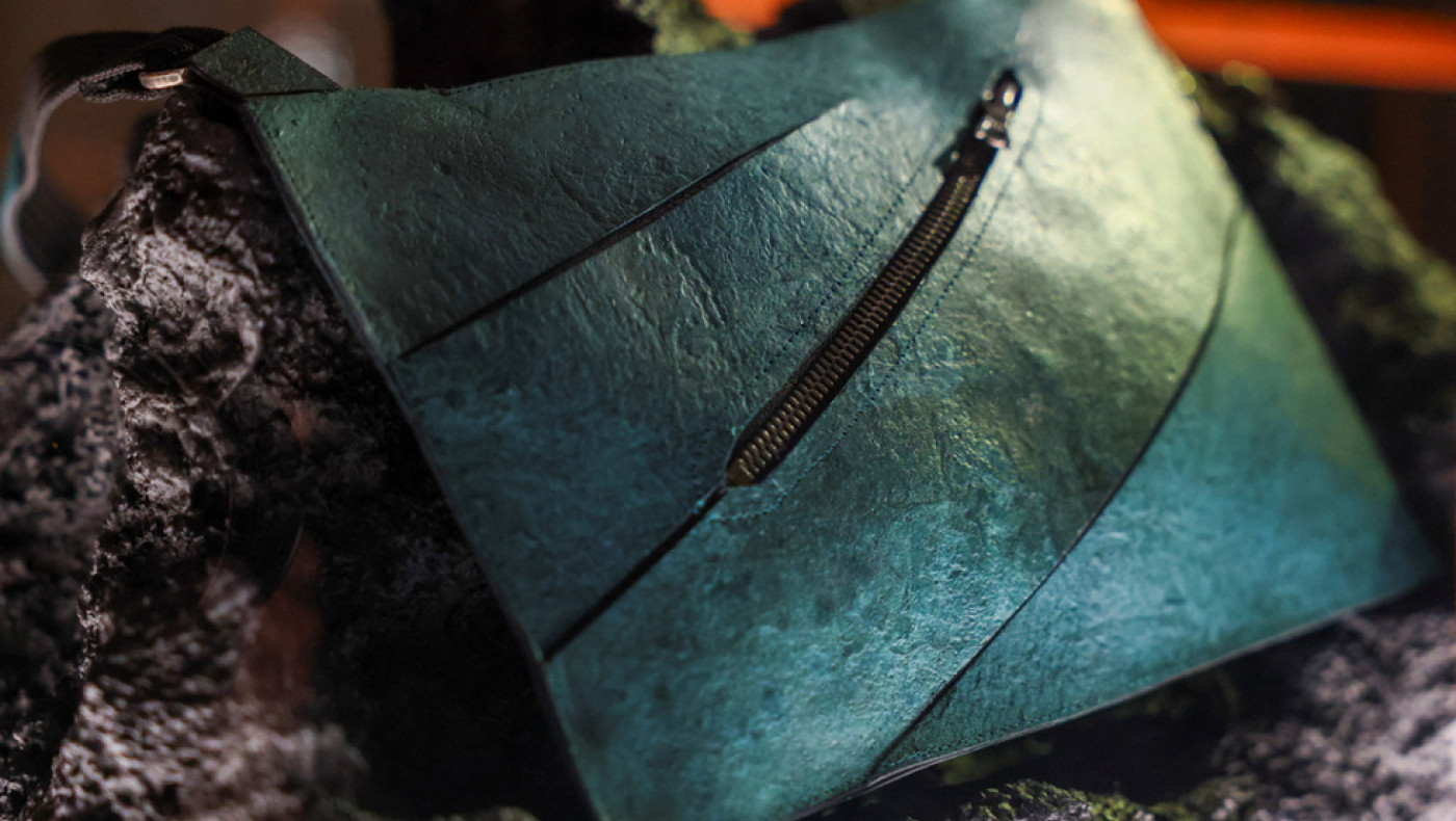 Τσάντα από «δέρμα» Τυραννόσαυρου Ρεξ: Η εντυπωσιακή δημιουργία που προκαλεί αντιδράσεις