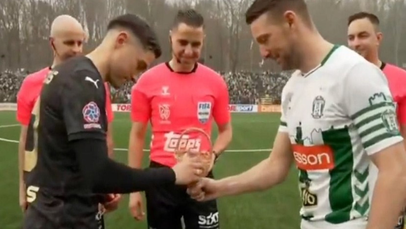 Viral βίντεο: Από το «κορώνα-γράμματα» στο… πασχαλινό τσούγκρισμα