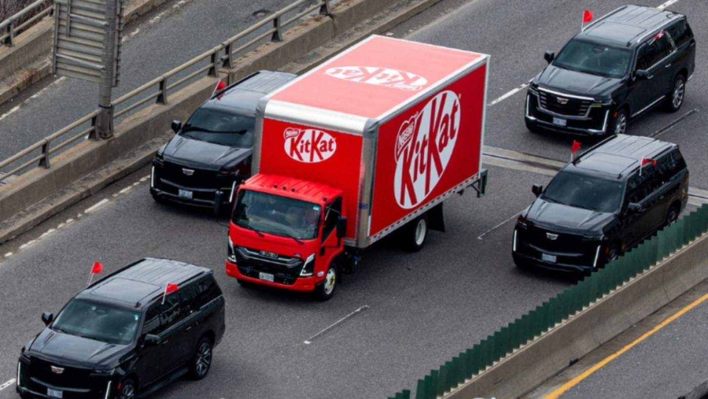 Η KitKat μετατρέπει τη ληστεία με «θύματα» σοκολάτες σε... καμπάνια
