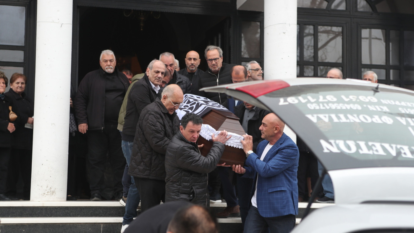 Συγκίνηση για τον Στέφανο Μπορμπόκη: Με την ασπρόμαυρη σημαία και θερμά χειροκροτήματα