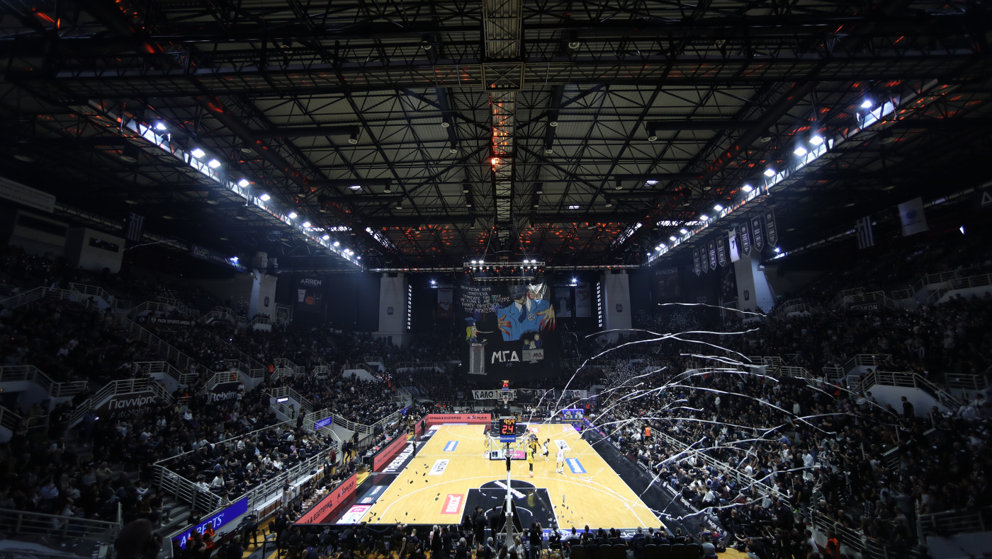 ΠΑΟΚ-Άρης: Τρομερή ατμόσφαιρα στο Παλατάκι με χιλιάδες ασπρόμαυρες σημαίες!