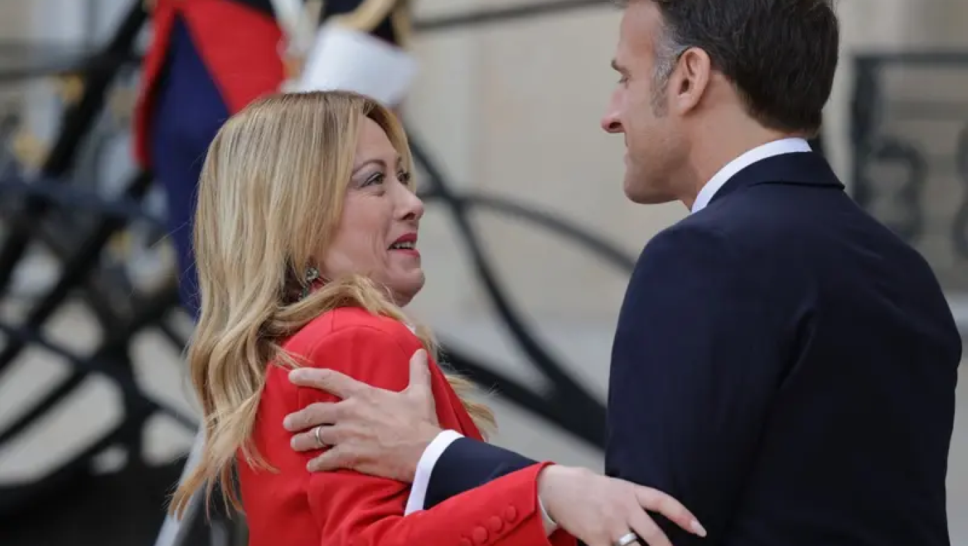 «Πάγωσε» η Μελόνι με τον Μακρόν: Η αμήχανη στιγμή στο Παρίσι