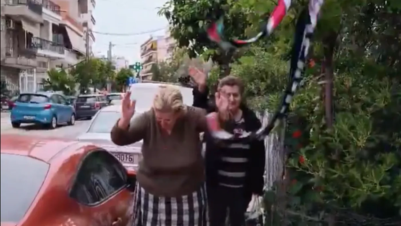 ΑΕΚ – Ράγιο Βαγιεκάνο: Ισπανοί τραγουδούσαν με γιαγιάδες στο δρόμο