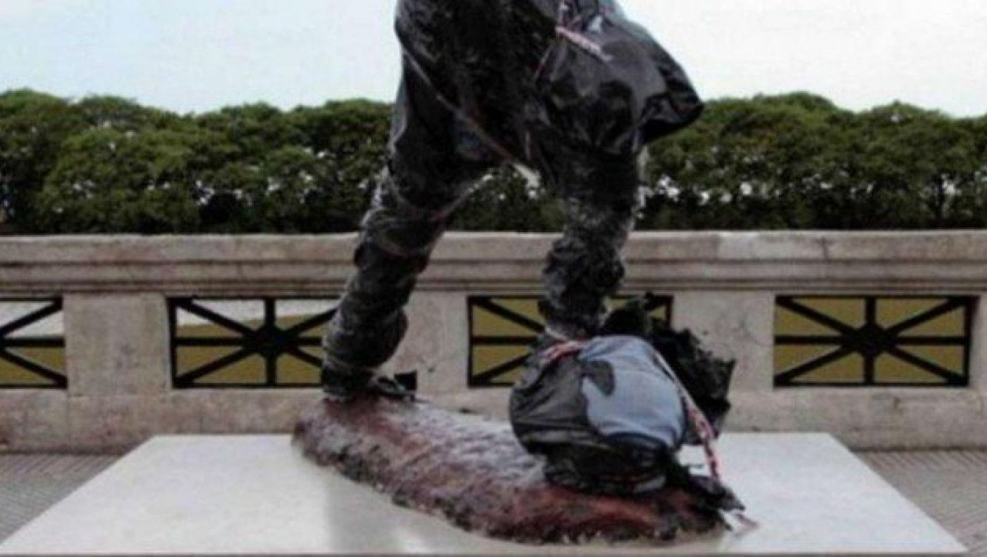 Βάνδαλοι    διέλυσαν το άγαλμα του Μέσι  (pics & vid)