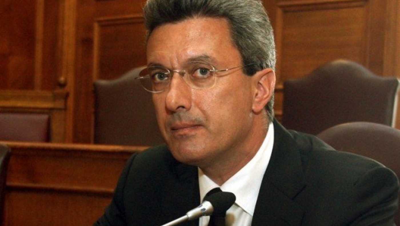 Η πρώτη φωτογραφία του Νίκου Χατζηνικολάου στο πλατό του Ant1