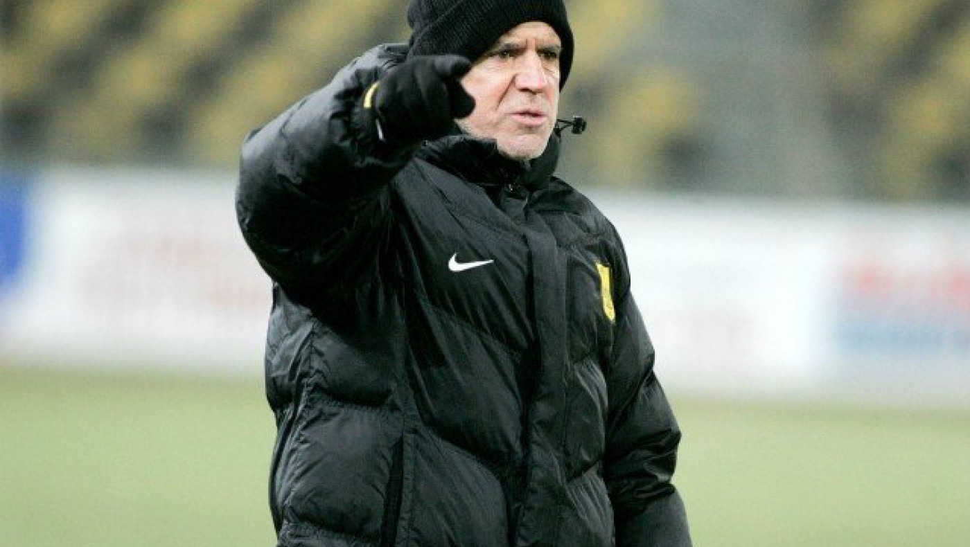 Εξετάζει Μπρούνο       Μέλο Ντος Σάντος ο Αναστόπουλος