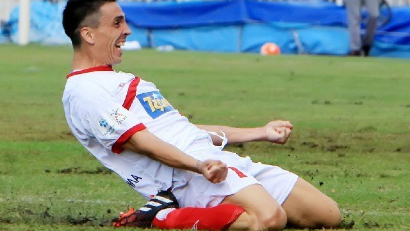 Παρακολουθεί διακριτικά                τον Ριζογιάννη