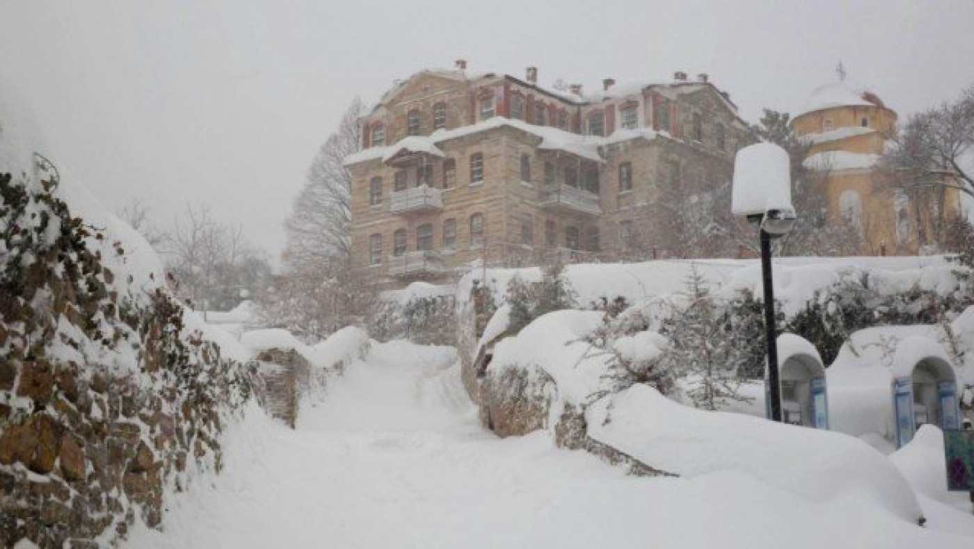Άγιο Όρος: Πανέμορφες εικόνες από το χιονισμένο τοπίο των Καρυών
