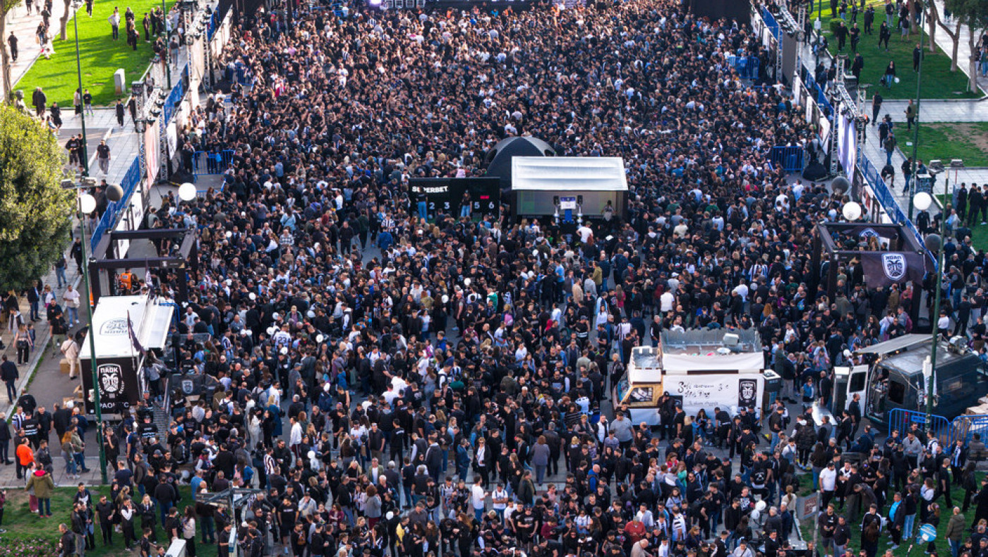 Μεγάλη γιορτή με χιλιάδες ΠΑΟΚτσήδες στην Πλατεία Αριστοτέλους για τα 100 χρόνια