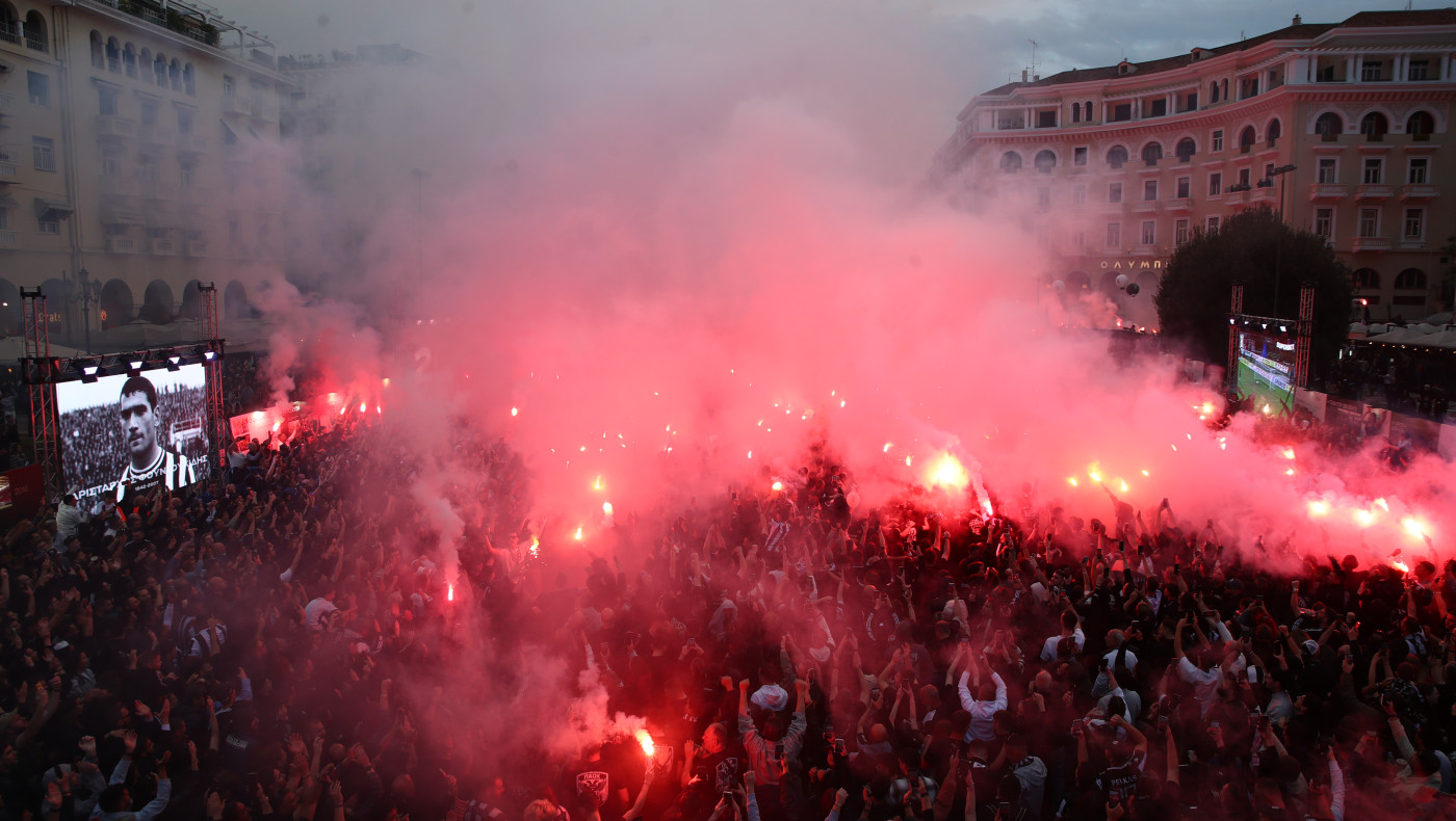 Το τρομερό pyro show των οπαδών του ΠΑΟΚ στην Πλατεία Αριστοτέλους