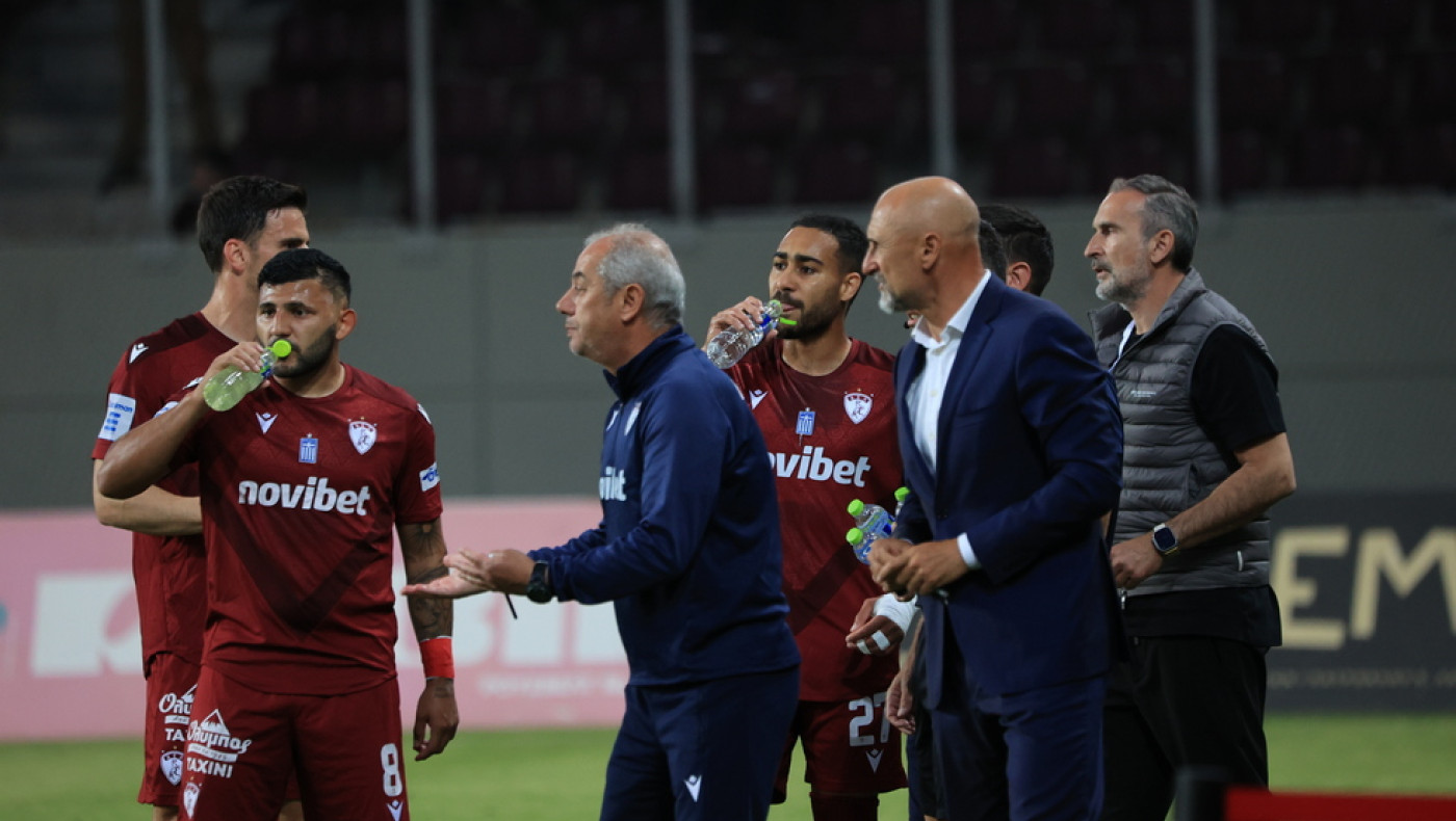 Άναψαν τα αίματα στο ΑΕΛ-Πανσερραϊκός: Ένταση στο ημίχρονο ανάμεσα σε μέλη των δύο ομάδων