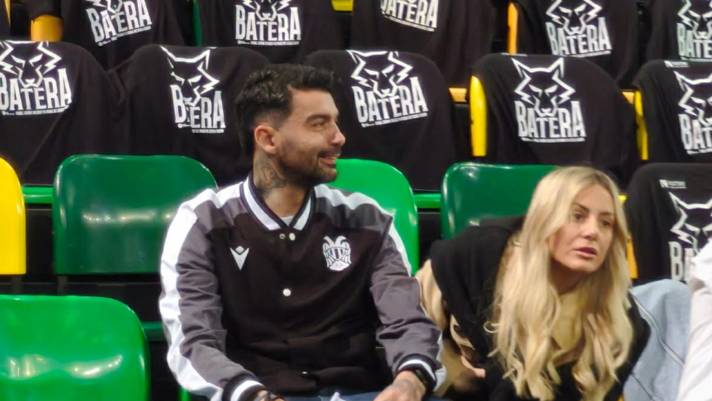 Ο Αθανασιάδης κάνει... κερκίδα με τους οπαδούς του ΠΑΟΚ