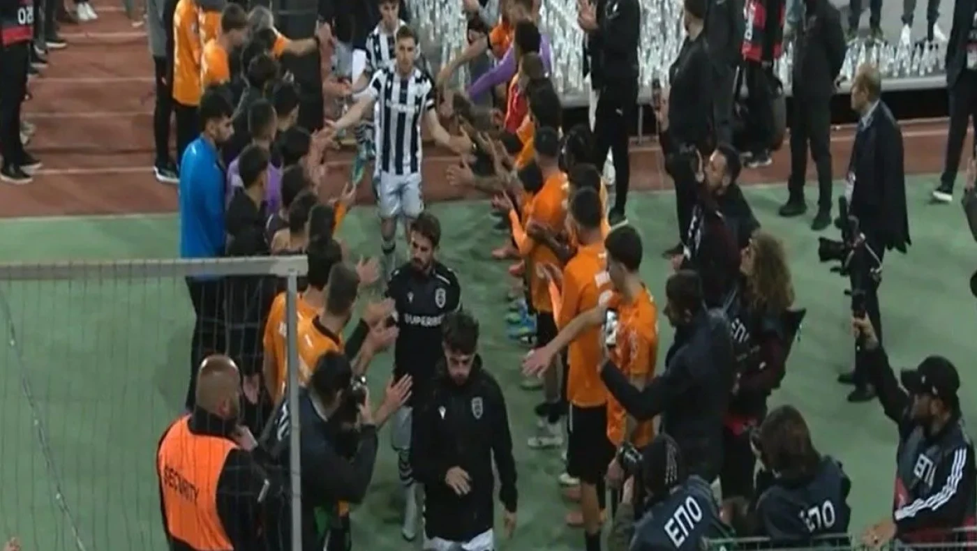 ΟΦΗ: Έκαναν pasillo στους παίκτες του ΠΑΟΚ