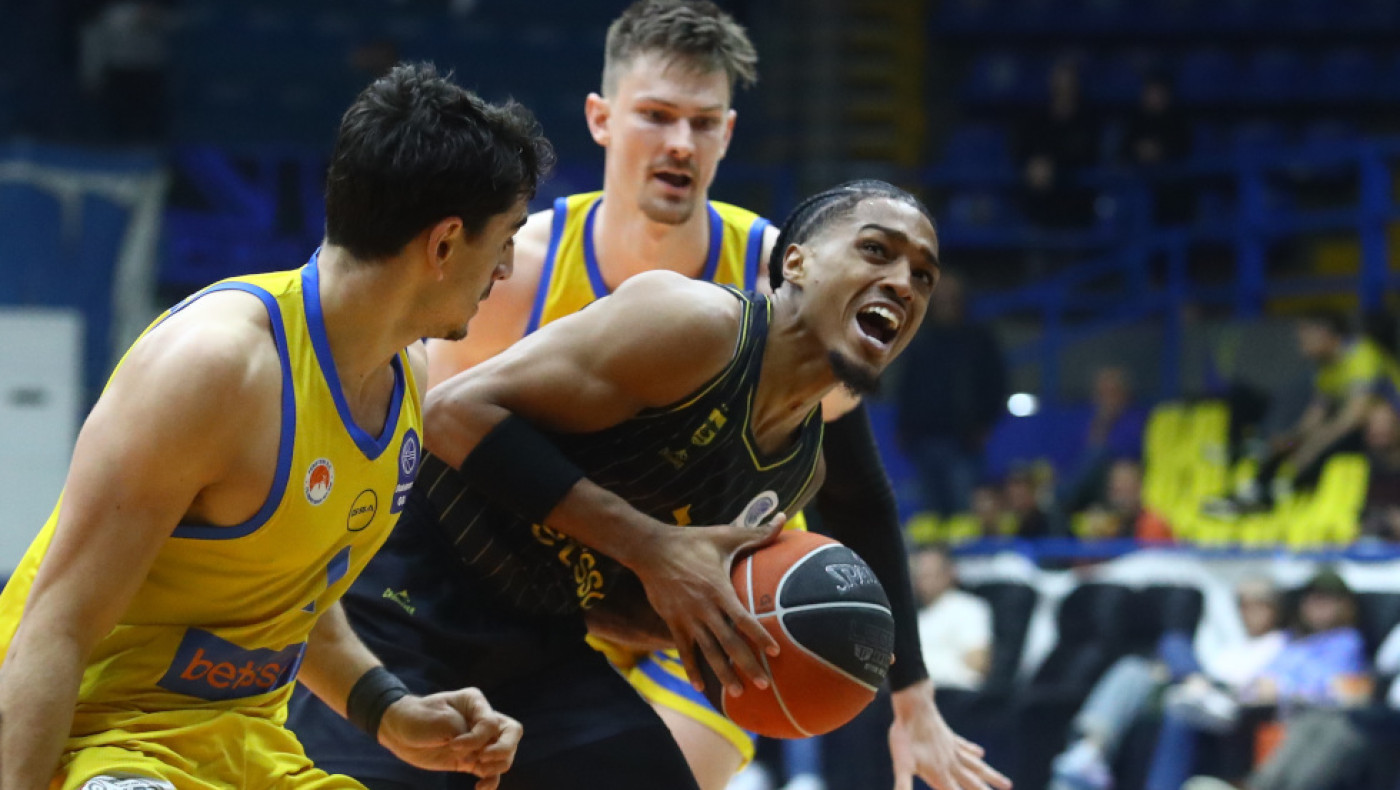 Ο Άρης λύγισε στο Περιστέρι αλλά κρατάει την τύχη στα χέρια του