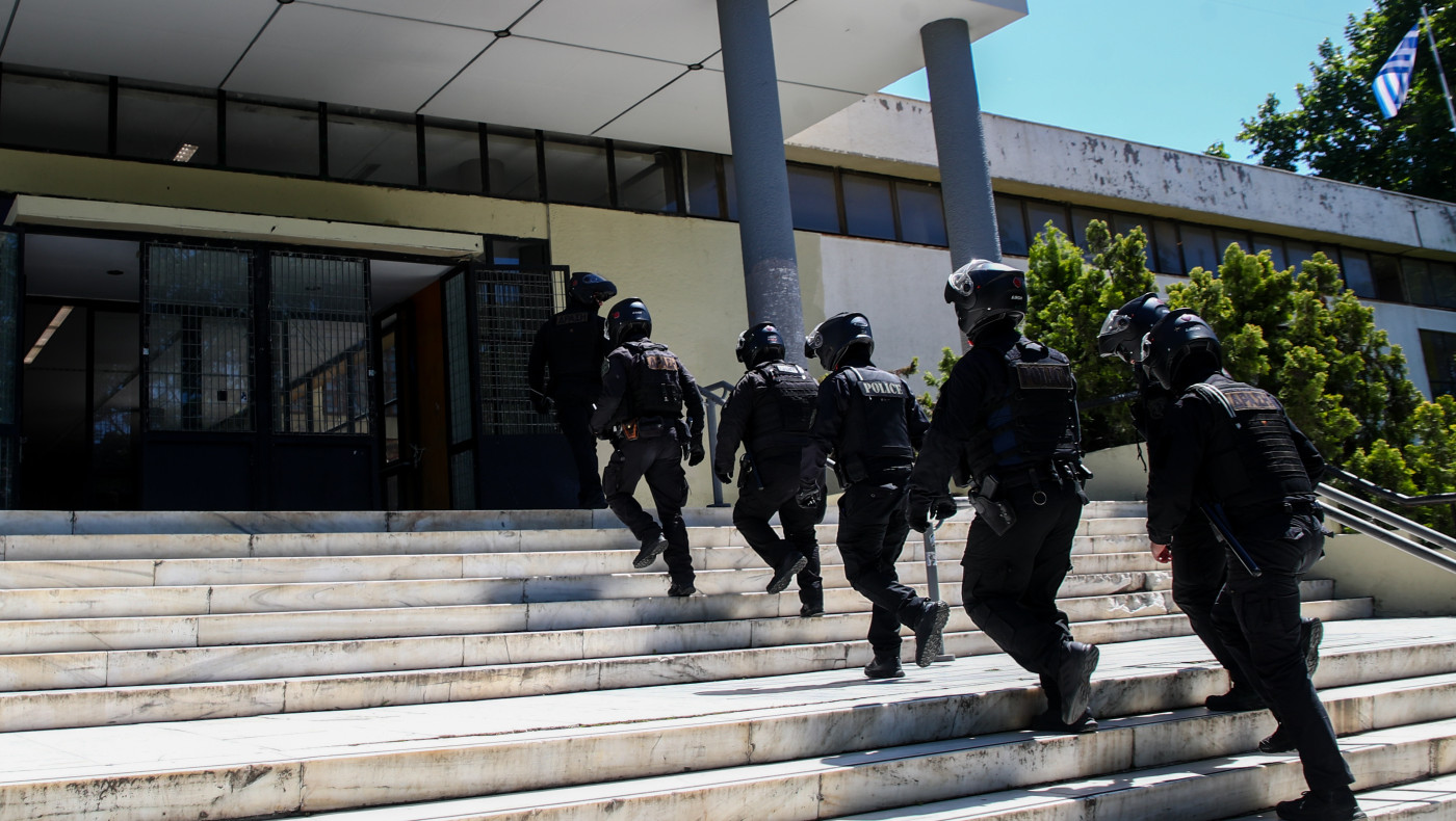 Τραυματίες στο ΑΠΘ: Αντιεξουσιαστές επιτέθηκαν σε φοιτητές με ρόπαλα και καπνογόνα
