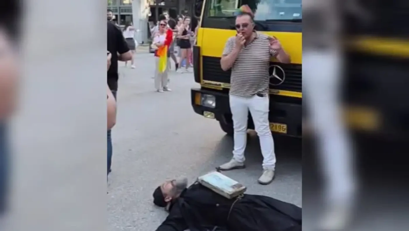 Pride Θεσσαλονίκης: Ρασοφόρος ξάπλωσε μπροστά σε άρμα φωνάζοντας «μετανοείτε»