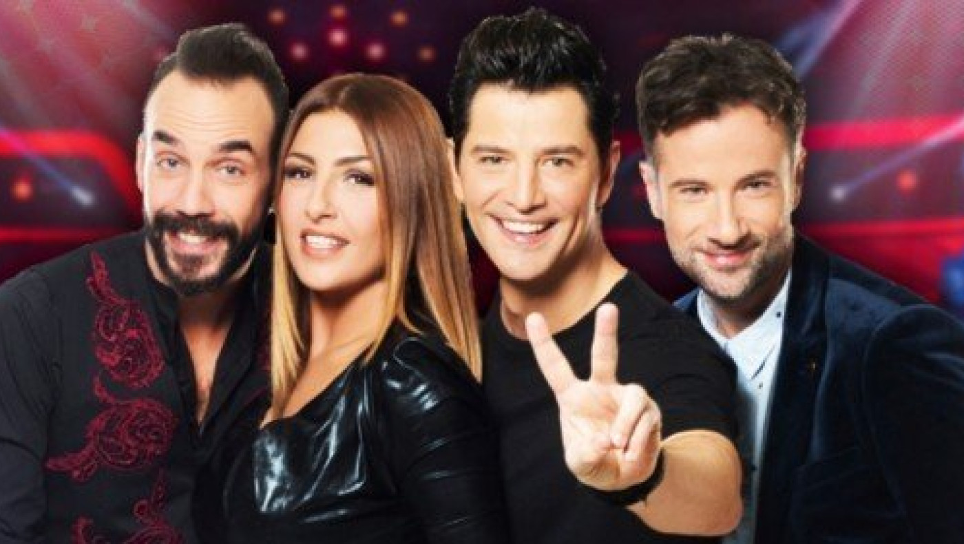 Κριτής           του Voice με δύο ημίγυμνες καλλονές