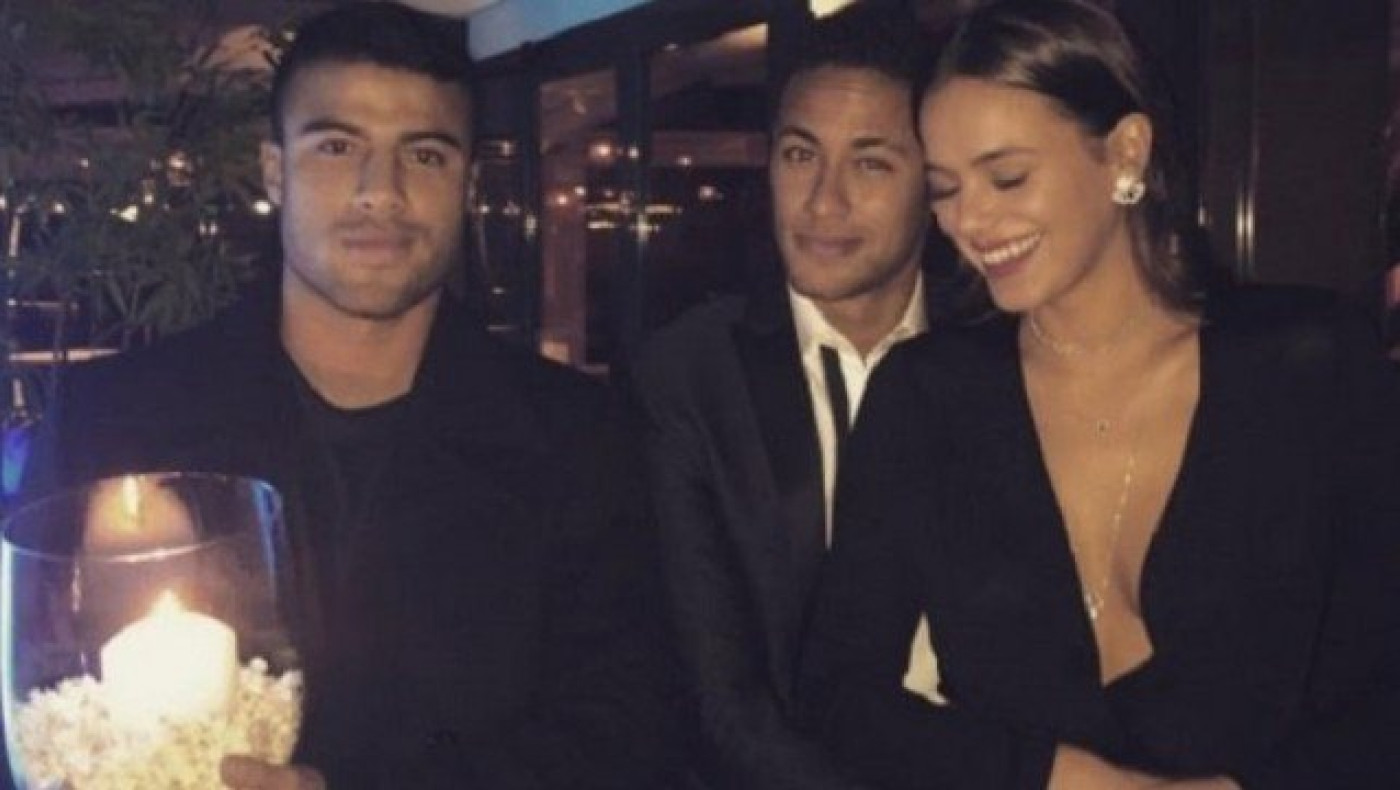 Ο Νεϊμάρ είναι με την σύντροφό του και ο Ραφίνια κρατάει το κερί (vid)