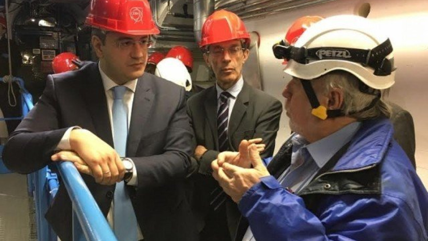 Η Περιφέρεια Κεντρικής Μακεδονίας υπέγραψε σύμφωνο με το... CERN!