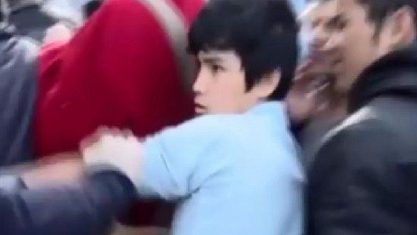 ΒΙΝΤΕΟ δείχνει αστυνομικό να χτυπάει μετανάστη στο Ελληνικό